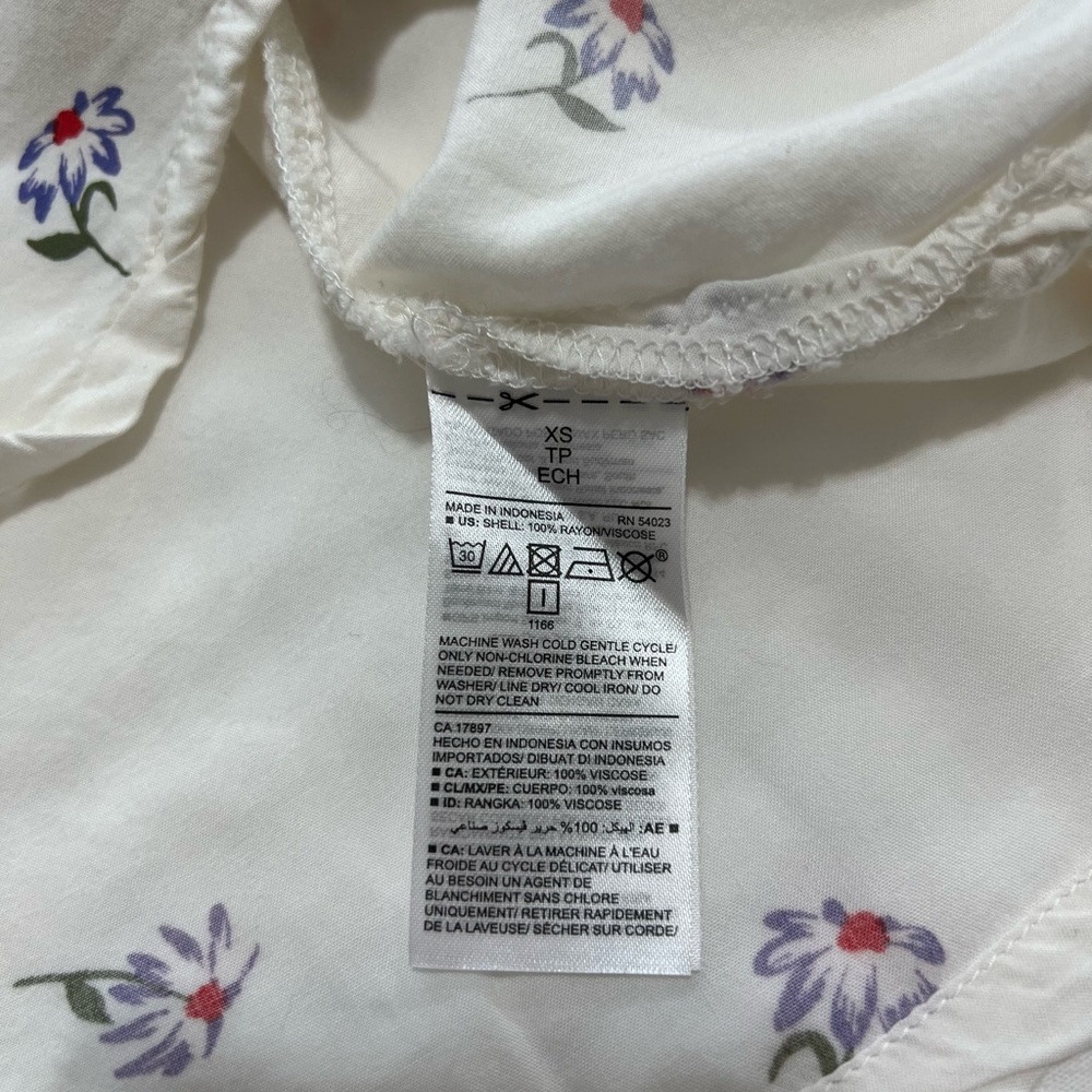 Old Navy Relaxed High-Neck Sleeveless Floral Tank - Picture 9 of 9
